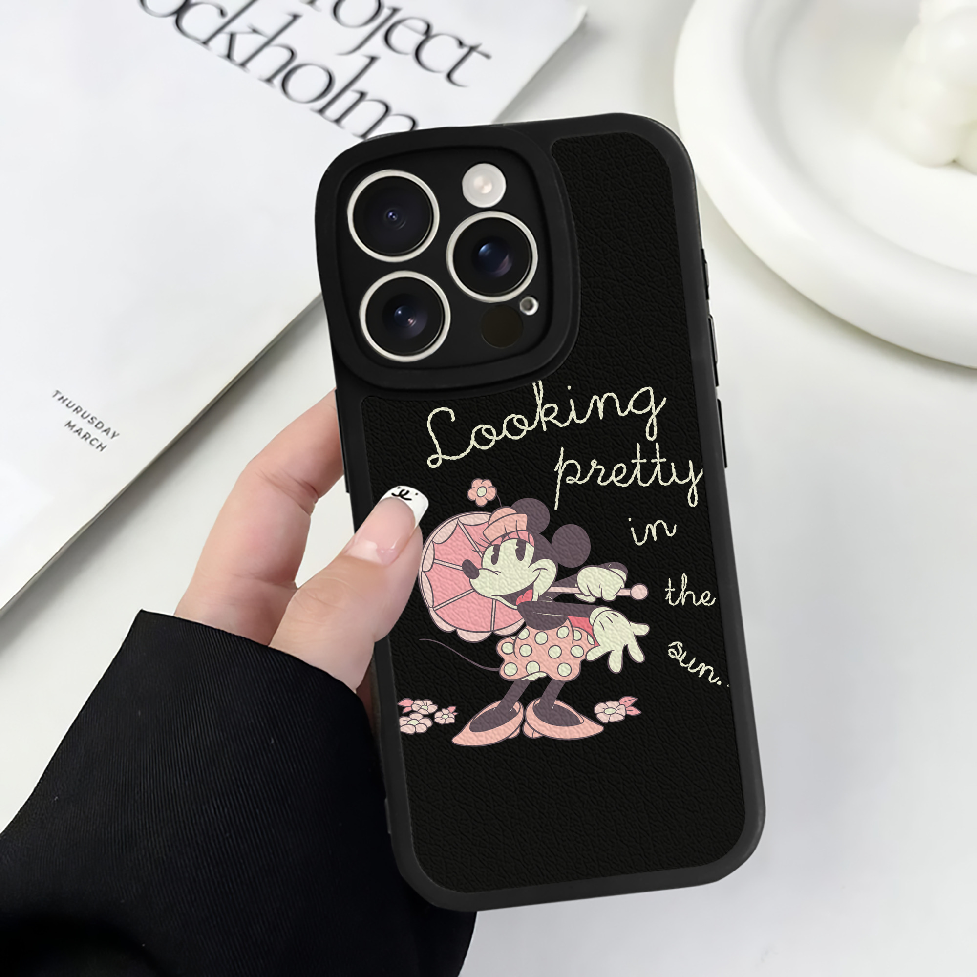 （画像用） ミッキーマウス Mickey Mouse 【iPhone 16シリーズ対応】シリコンスマホケース（レザー調） 材質：シリコン